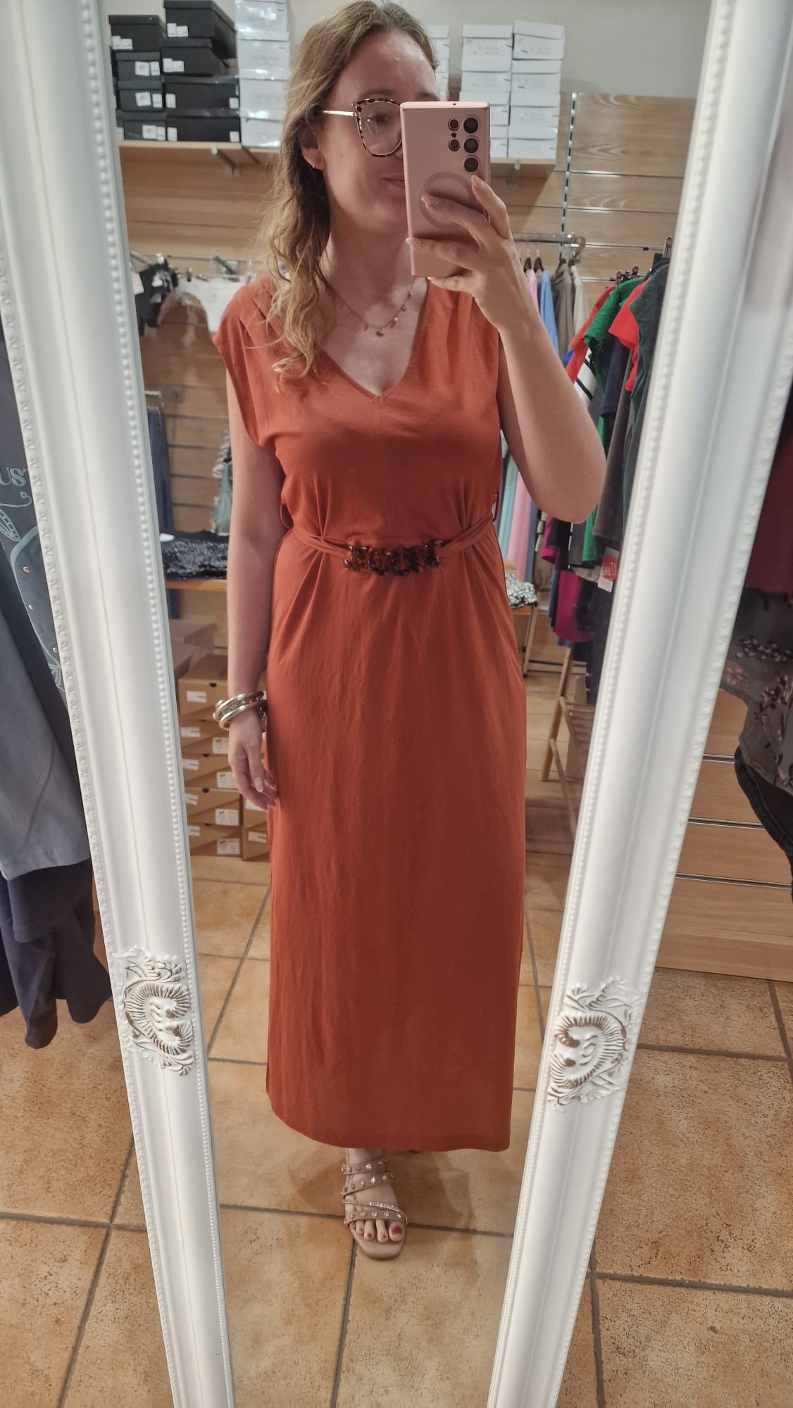 vestido largo terracota con cinturÓn decorativo vestido largo terracota con cinturÓn decorativo